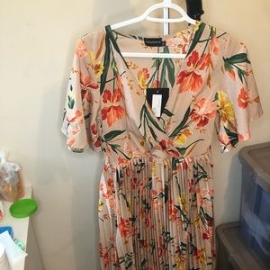 PrettyLittleThing Floral Pleated Dress Size 4